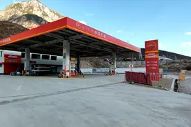 以前从丙察察进藏，必须在贡山加满油，现在察瓦龙有加油站了！视频封面