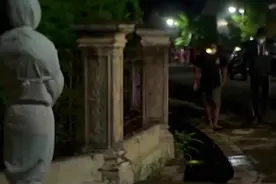 印尼志愿者的新招数，晚上装鬼吓唬不听劝阻出来人们视频封面