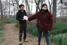 小雨送帽子给女友丽丽，俩人之间聊了很久，最后为何不欢而散？视频封面