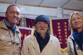 95岁老中医一口流利英语，用中药治白血病，老外叹服！视频封面