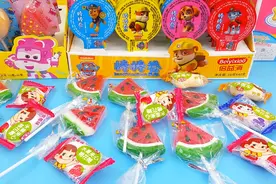 又带来了小朋友超爱吃的零食，试吃西瓜棒棒糖和不二家棉花糖