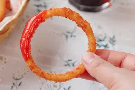 快餐店20元一份的炸洋葱圈，在家5块钱做一大盘！做法超简单！