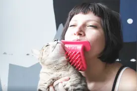 世界上最奇葩的发明，随时随地舔猫，考虑过猫咪的感受吗视频封面