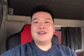 二手货车市场上拉猪车很少，来看看这台前四后八蜡烛车怎么样