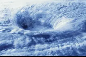 零下100多度到底有多冷？飘着的旗子瞬间被冻住，冰河世纪既视感