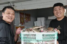 螃蟹从海里到餐桌上，为何价格翻了5倍？姚哥全流程为你揭秘！视频封面