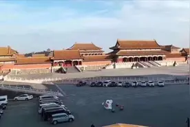 女子开奔驰进故宫追踪：闭园活动日临改停车位置，博物院院长致歉