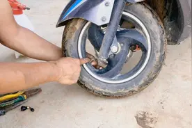 电动车真空胎气门嘴漏气，看完这些小技巧，小白都能自己轻松搞定