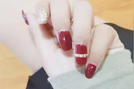 美甲教程：女神都在做的酒红色美甲，指尖的高级感迎面而来！