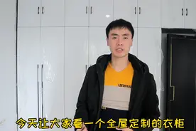 主卧衣柜这样做真不错，白色高光门板简洁大气，耐看不过时的搭配