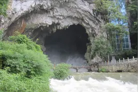 黄果树、龙宫和织金洞游3 天池船游龙宫暗河，龙门看瀑布波涛汹涌