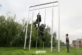 战士扛25公斤重弹药箱冲刺50米