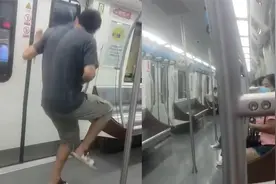 男子戴着耳机在地铁热舞！跳完一站跑对面站台跳，旁人目瞪口呆视频封面