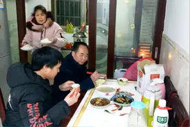 公婆干活回家吃饭，媳妇却饭都煮不熟，老公说了啥？婆婆一旁取笑视频封面