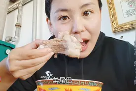 牧区把肉当主食？羊肉冷水下锅加把盐煮就好吃，现宰的就是嫩！视频封面
