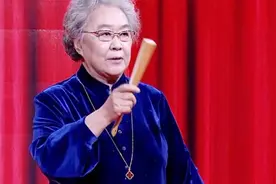 她17岁学艺登台，是我国第一位女评书人，以讲《三国》著名视频封面