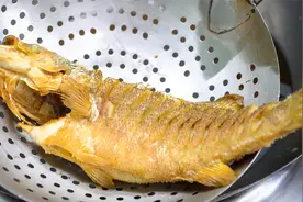 把豆瓣酱运用到极致，大厨做一道豆瓣鱼，咸鲜微辣妙不可言