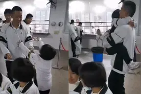 兄妹在同一所学校很难碰面，相遇后妹妹立刻撒娇求抱，同学羡慕疯视频封面