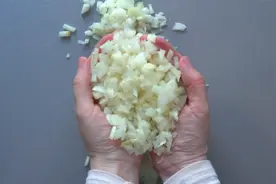 俄罗斯人对“洋葱”的热爱，都在这道菜里视频封面