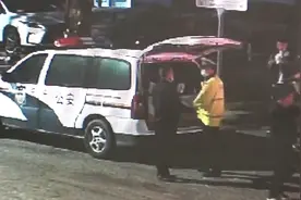 深圳交警深夜躲墙角抓违规电动车？交警：拍摄角度的问题视频封面