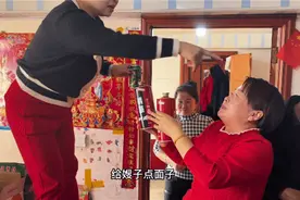 去小遥舅妈家拜年吃饭，嫂子小姑子为喝酒打架，生吃腌蟹子真鲜灵视频封面