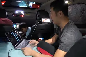 比亚迪唐当床睡 轻松睡下3个人没问题 阿宾加两块板睡4人也行