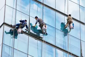 熊孩子剪断高空作业师傅的安全绳，其父的举动让人大吃一惊视频封面