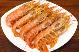 冰冻大虾就别白灼了，教你一道特色做法，酥香入味，下酒又下饭视频封面