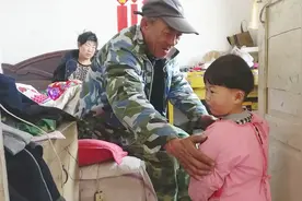 农村爷爷奶奶打工回来，看2岁孙女啥反应？奶奶说第1件事却是啥？视频封面