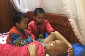 明天就是情人节了，小凤不好意思问光哥要礼物，赶紧叫儿子帮忙问