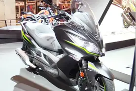 川崎125CC踏板，单缸水冷配ABS系统却有大身躯，造型运动行车拉风视频封面