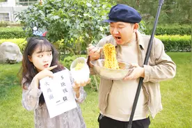 美女卖自助火鸡面，老大爷一口气吃了18碗，吃完还变精神了视频封面