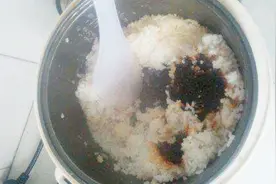 电饭锅烧糊了，万万不可用钢丝球擦！一个简单方法，立马光亮如新