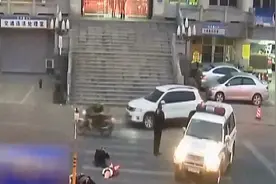 传奇：女子斥责交警处事不公，竟带孩子躺马路中央，还称是为她好视频封面