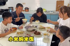 听说小米做米饭也好吃，媳妇试着蒸一锅，再配上板栗肉片汤，得劲
