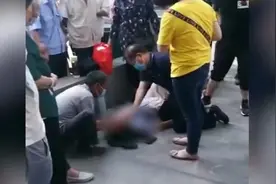 河南驻马店85岁老人医院门前心脏骤停，医生跪地抢救起死回生视频封面