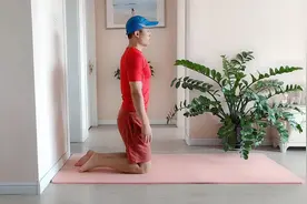 人老腿先衰，膝盖不好的，每天这样跪走2分钟，引气血下行