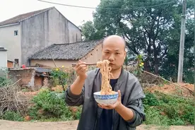 农村37岁光棍大叔 乐观的生活态度就是如此 吃上一碗面条就满足了视频封面