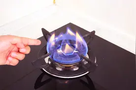 燃气灶火焰发黄怎么办？姑娘现场操作，简单一步就解决，省钱了