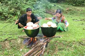 俩夫妻在上山发现一窝野鸭蛋，没有锅用西瓜煮着吃，太美味了
