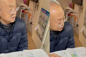 八旬退休老教师在家辅导孙子作业，气到无奈直敲桌子！视频封面