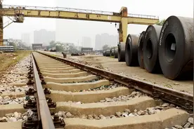 电焊工常用的钢板一卷20多吨重，直接从钢厂坐火车运来视频封面