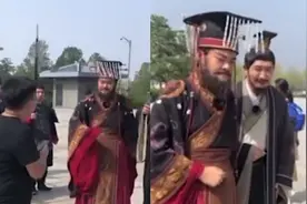 “嬴哥”火了！秦始皇穿越街头推广反诈APP，没下载会被下令拖走