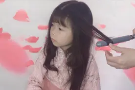 第二次给女儿卷发，这次只卷一点发尾，效果很好看