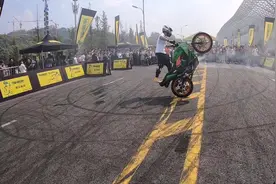 重庆摩博会，摩托车特技赛最后1天，还有拉拉队表演  现场太嗨了