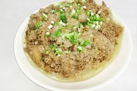 小黎用柚子皮做粉蒸肉，做好的粉蒸肉香味浓郁，好吃的停不下来