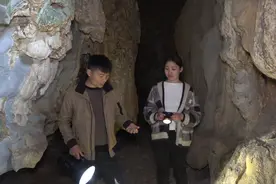 小辉带表妹探索山洞，进入山洞后，意外发现有神秘东西，发光石头视频封面