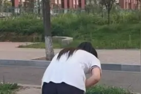 学生吃营养餐后上吐下泻，校长痛哭，央媒质问：怎么中标的？视频封面