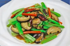 家常菜这样炒才正宗，大厨教你做芹菜炒香菇，营养丰富，清脆爽口视频封面
