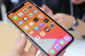 iPhone 手机小技巧，可调整锁屏界面时间的位置！